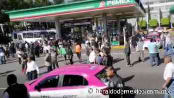 Taxistas se enfrentan contra policías afuera de Plaza Forum Buenavista: VIDEOS - El Heraldo de México