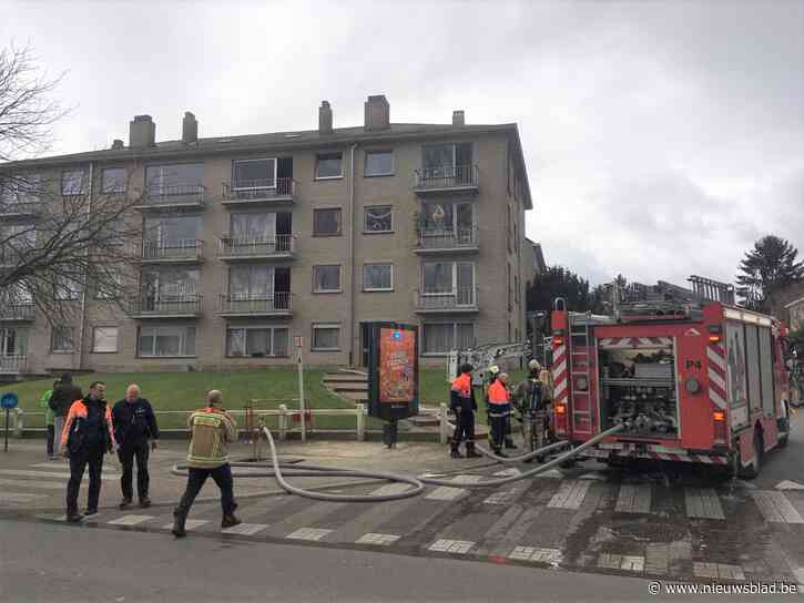 Bewoner gewond bij zware brand, oma en kindjes van balkon gered