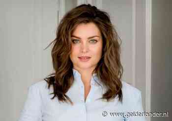 Miljuschka gekiekt in zusterspakje en Bridget heeft bloemen op haar gezicht