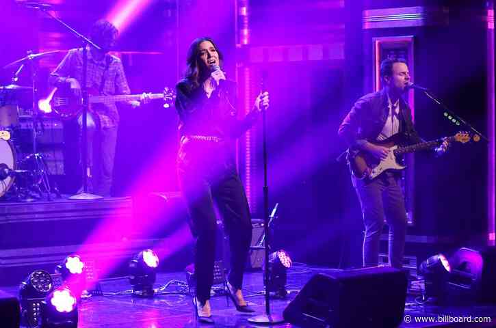 Mandy Moore Performs ‘When I Wasn’t Watching’ on ‘Tonight Show’… With No Crowd Watching