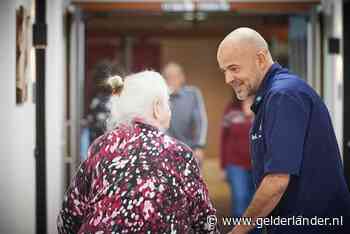 Stephan is 51 en laat zich omscholen tot verzorgende: ‘Eindelijk helemaal op mijn plek’