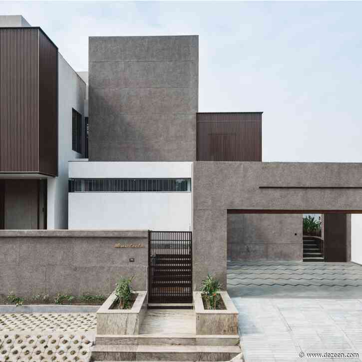 Irregularly stacked boxes hide central courtyard of village house in India