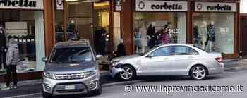 Incidente in centro a Erba. Auto finisce sul marciapiede. - La Provincia di Como