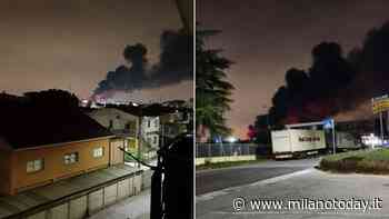 Incendio a Settala, fiamme in un magazzino: scoppi ed enorme nube di fumo nero nel cielo - MilanoToday