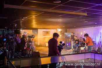 Met pantoffels en verse croissantjes naar de kerkdienst