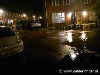 Gesprongen leiding zorgt voor wateroverlast in Veenendaalse straat