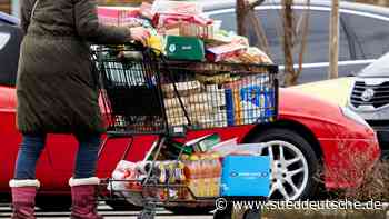 Hamsterkäufe - Schlange stehen für Klopapier - Süddeutsche Zeitung