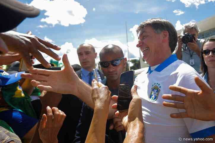 Brazil president takes selfies, cheers demonstrators despite virus warnings