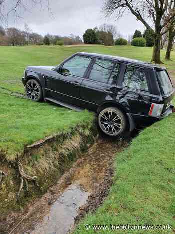 Range Rover found stuck in a ditch on Horwich Golf Course