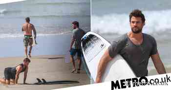 Chris Hemsworth shows off yoga moves on beach day with Liam - Metro.co.uk