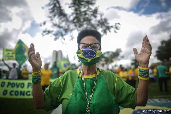 Bolsonaro Lauds Protesters Taking to Streets Despite Virus Risk