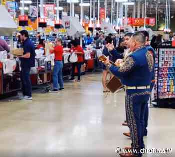 Texas couple hires mariachi group to spread joy in crowded H-E-B amid COVID-19 concerns