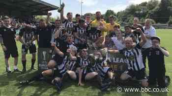 Dyfodol un o glybiau pêl-droed hynaf Cymru yn y fantol