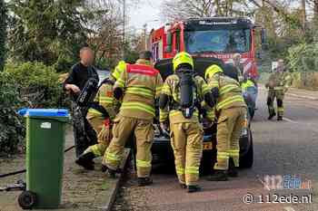 Brandweer rukt uit voor rook onder motorkap van auto in Bennekom