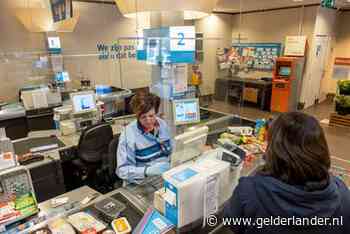 Primeur bij AH-filialen: caissières werken achter glasplaat. 'Sommige mensen lachten ons uit’