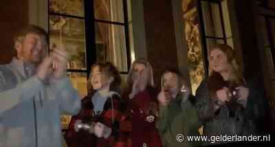 Van een koninklijk balkon tot een tuin in Hillegom: zo klapte Nederland Corona de wereld uit