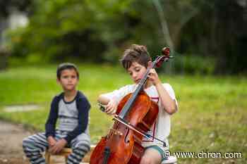 Houston teacher's 'quarantine flash mob' brings music students to their front yards