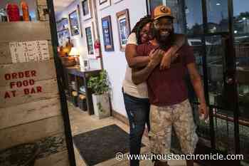 Last call: Houston bar patrons linger until the last minute before coronavirus closures - Houston Chronicle