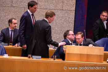 Minister Bruins raakt onwel en verlaat coronadebat: ‘flauwte door oververmoeidheid’