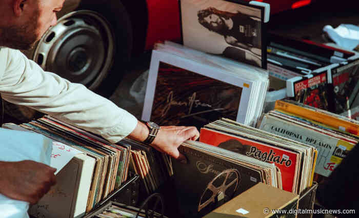 Amazon Suspends CD and Vinyl Mass-Ordering, Prioritizes Food and Medical Deliveries