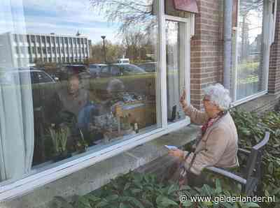 Stoel in tuin, raam op een kier: zo kan demente man toch met zijn vrouw praten