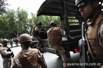 Chile: Em estado de emergência, soldados patrulham as ruas de Santiago - EXAME.com
