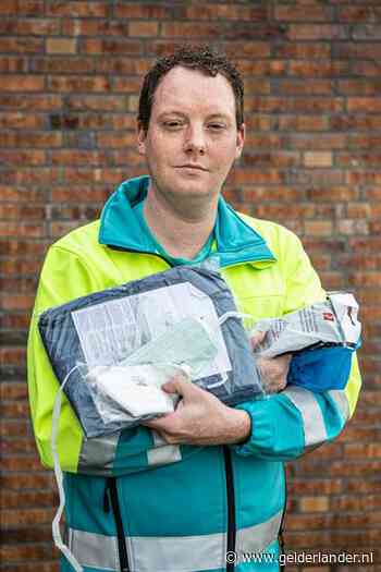 Ambulancebroeder brengt dagelijks coronapatiënten naar ziekenhuis: ‘Ons werk is topsport’