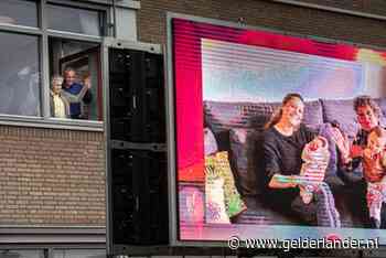 Ontroerend: Oma Nellie (95) kan achterkleinkind eindelijk op groot scherm zien, met dank aan Robert ten Brink