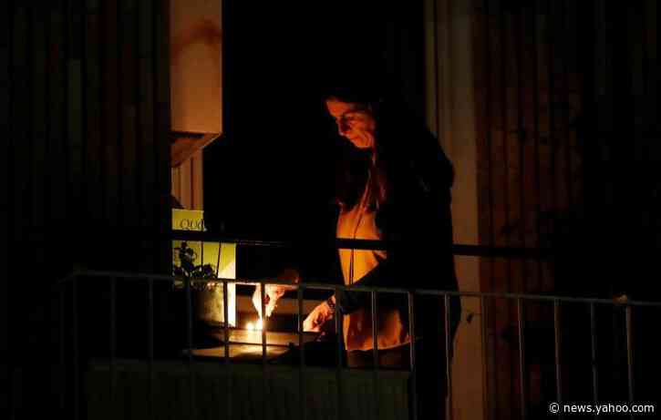 Catholics worldwide pray with pope for end to coronavirus pandemic