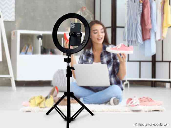 Save 60% on the U-STREAM Home Streaming Studio with 10″ Ring Light & Tripod