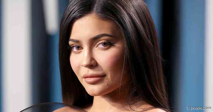 Kylie Jenner Agrees with the Surgeon General's Coronavirus Warning: 'Please Stay Inside'