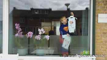 T-shirt met rood hart achter het raam voor 'helden in wit’