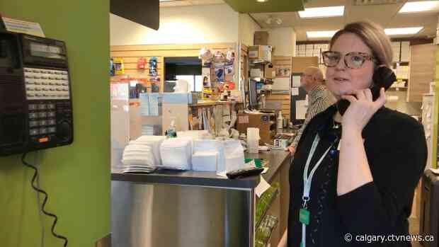 Alberta pharmacists perform new service, practise social distancing amid COVID-19