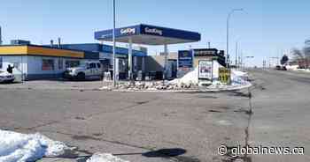 ‘Staring down a recession’: Experts say gas price drop expected to leave dent in Alberta economy