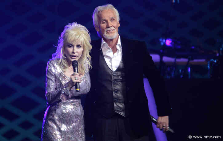 Watch Dolly Parton give emotional tribute to Kenny Rogers: “I loved Kenny with all my heart”