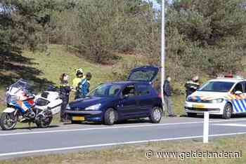 Arrestaties na achtervolging: politie met getrokken pistolen naast A1