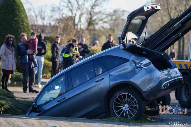 Auto belandt in sloot na botsing met bakwagen op de Meikade in Ede