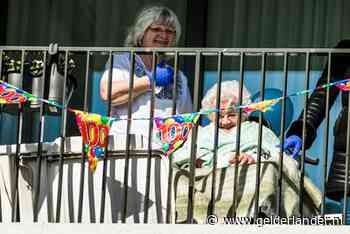 Thea wordt 100 in een zorginstelling en krijgt bezoekt in hoogwerker