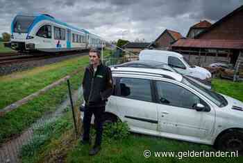 Het is vast verboden, maar als er file ontstaat duwt Bert de spoorbomen omhoog