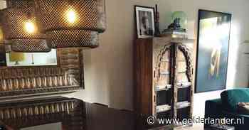 Froukje de Both geniet van vlinderstoel en inloopkast bij slaapkamer