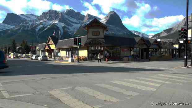 Canmore mayor asks visitors to stop stopping in town