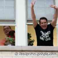 Chicago Neighborhood Sings Bon Jovi From Quaratine