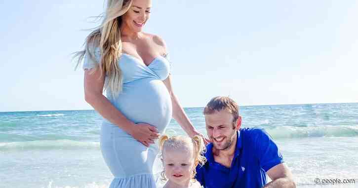 Pregnant Jamie Otis Apologizes for 'Risking Family,' Flying Home amid Coronavirus Outbreak