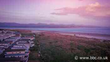 Cau meysydd carafanau a chyrchfannau twristaidd