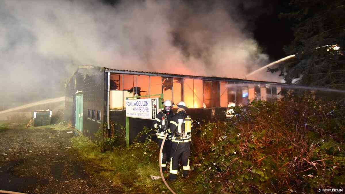 Feuer in Friedrichsdorf - Halle von Kunststofffirma abgebrannt - BILD