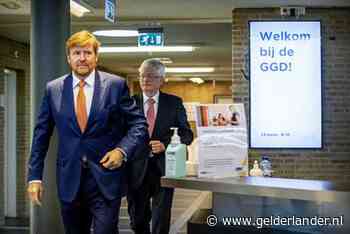 Koning bezoekt GGD Tilburg: ‘Het worden zware weken’