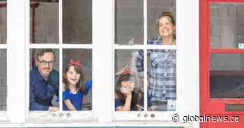 Calgary photographer brings ‘porch portraits’ to residents in self isolation