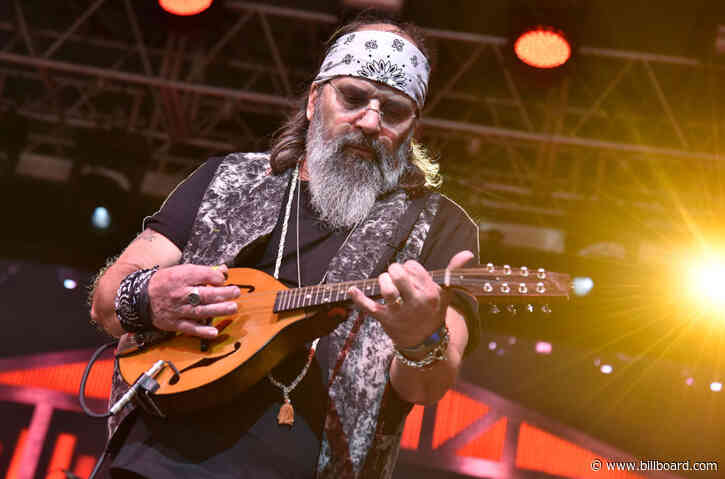 Steve Earle Drops His Claims Against Universal Music Over 2008 Backlot Fire