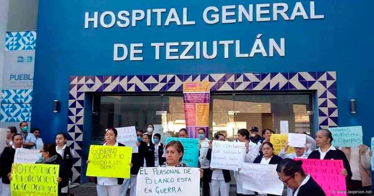 En plena contingencia de COVID-19 personal del hospital de Teziutlan se manifiestan - La Opinión