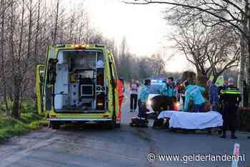 Brommerrijder (18) ernstig gewond bij botsing met tractor in Lunteren